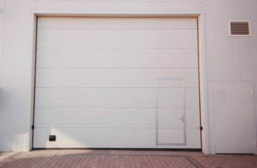 Beveilig uw garage: Essentiële doe-het-zelf-beveiligingsverbeteringen voor uw garagedeur