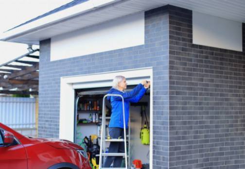 De Ultieme Gids voor het Vervangen van Garagedeurveren: Alles Wat Je Moet Weten