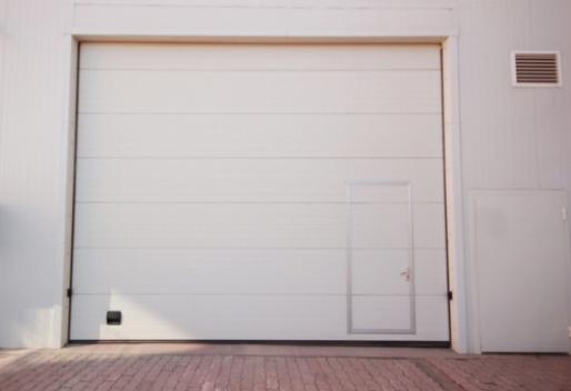 Het maximaliseren van de uitstraling: hoe een nieuwe garagedeurinstallatie uw huis kan transformeren