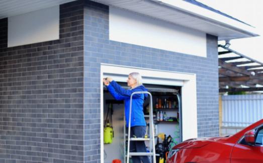 Veelvoorkomende fouten bij het afstellen van de garagedeurrails die absoluut vermeden moeten worden