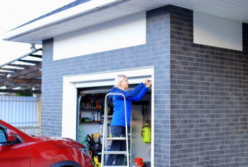 Verbeter uw uitstraling: De voordelen van het schilderen van uw garagedeur