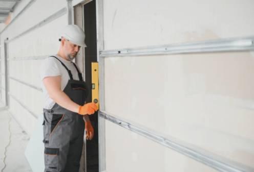 Zelf je garagepoort schilderen: Tips en trucs voor een professionele afwerking